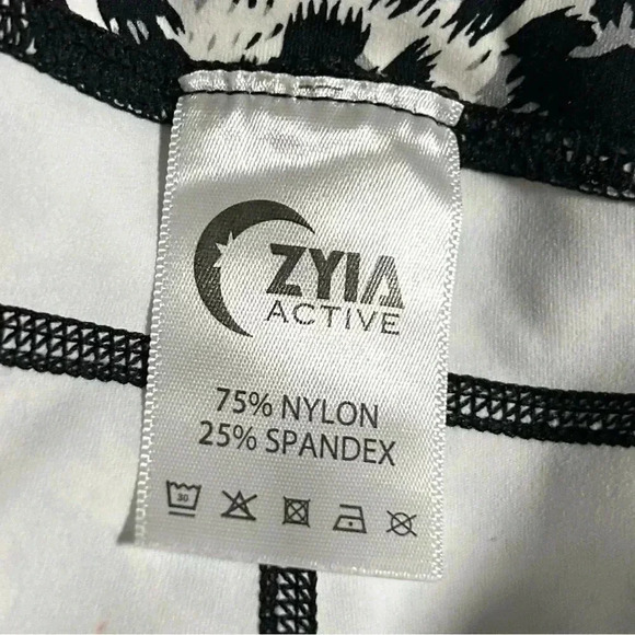 Zyia -  Snow Leopard Pocket Brilliant Hi-Rise Leggings - Picture 8 of 8